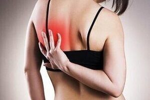 πόνος κάτω από την αριστερή ωμοπλάτη από την πλάτη